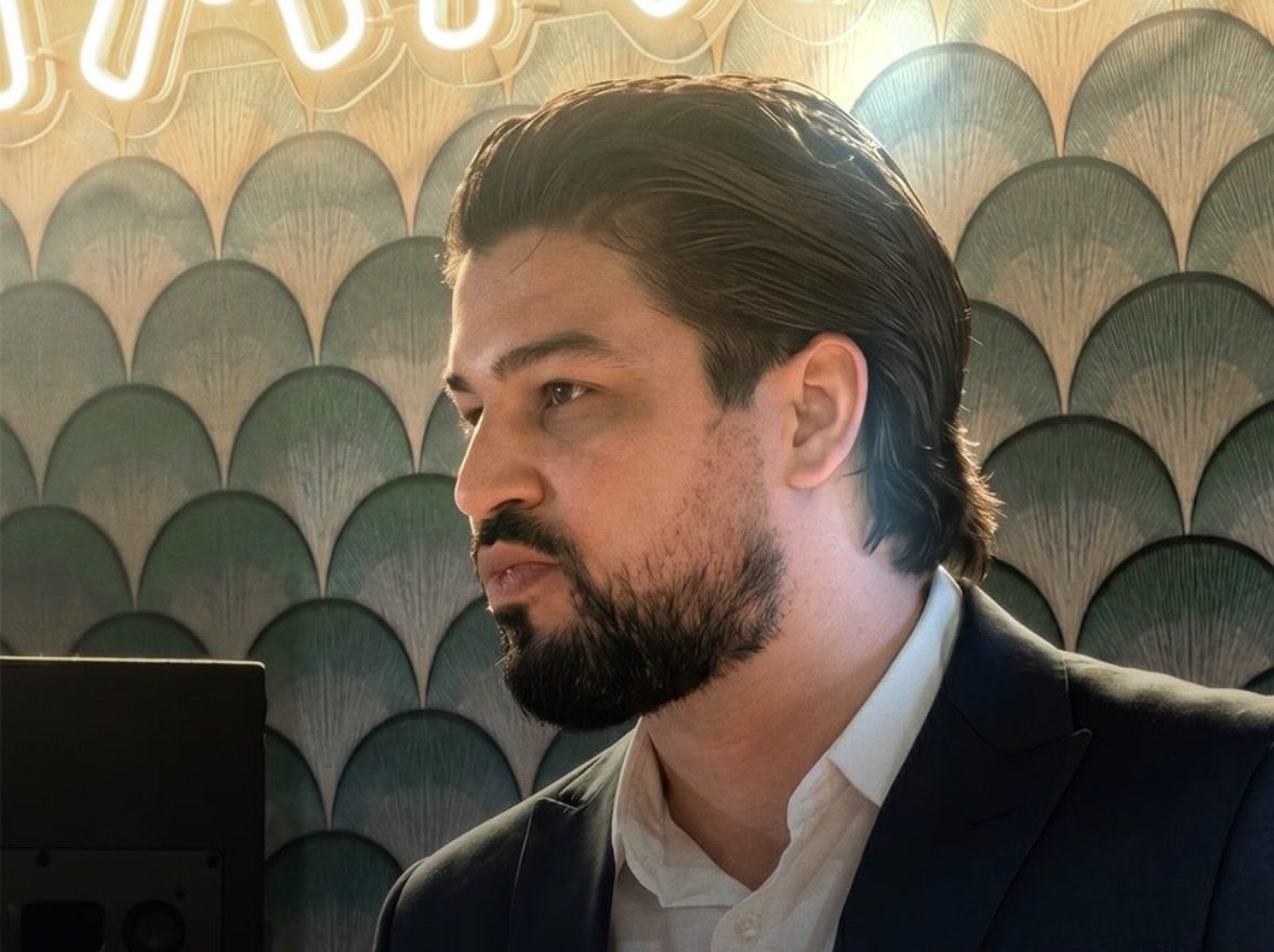 Diego Américo de terno